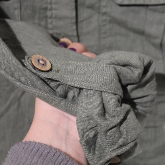 American Eagle button down, cute wooden buttons - Picture 4 of 5